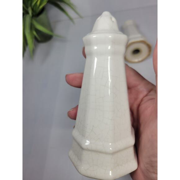 Vintage Pfaltzgraff Heritage White Salt and Pepper Shaker Set, Made in USA - Picture 5 of 5